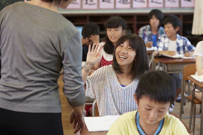 课堂上欢快的小学生图片