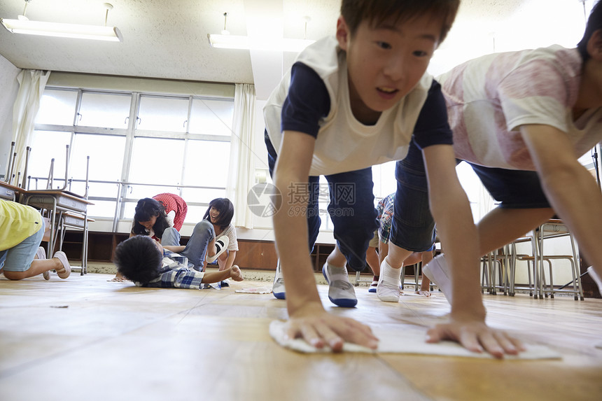 在打扫教室的学生图片