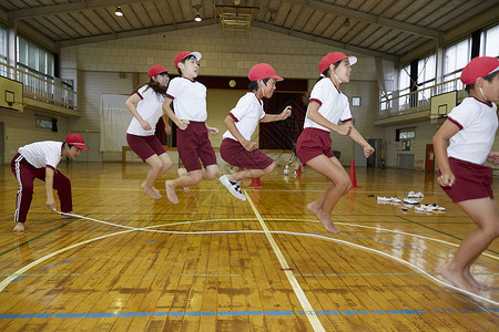 体育课上跳绳的小学生图片