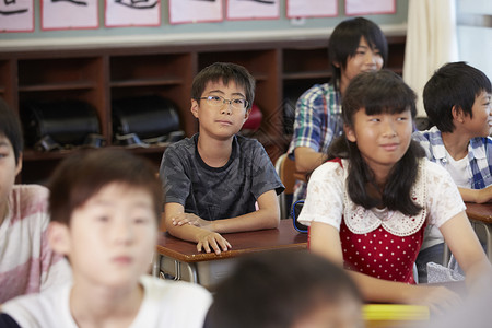 上课认真听讲的小学生图片