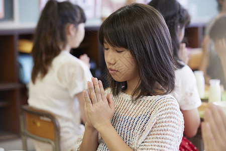 小学生在学校吃午餐图片