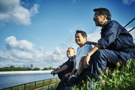 在工厂园区边欣赏风景休息的技工图片