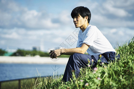 河岸边休息的工人图片