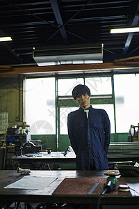 一名制造工厂的工人图片