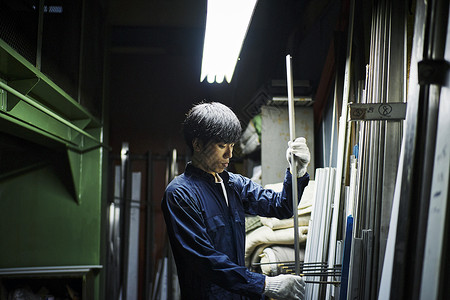 工厂里的年轻工匠图片