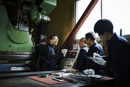 技术操作指导的室内在镇工厂工作风景图片