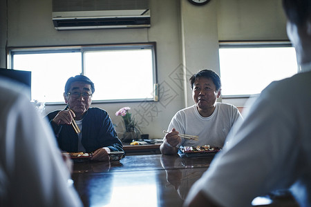午餐时间吃饭聊天的工厂工作人员图片