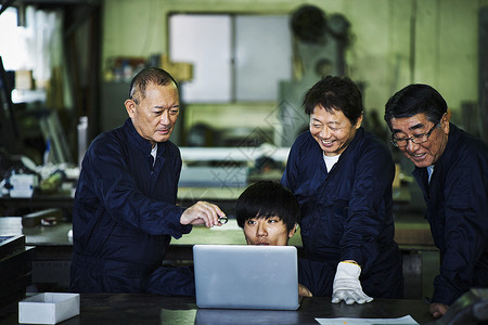 一群工人看电脑图片