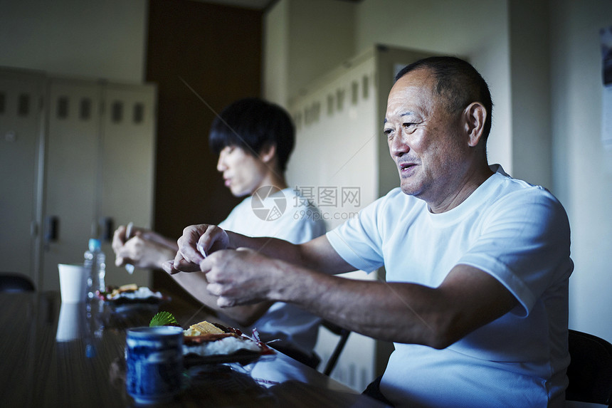 工厂午休吃饭的工人图片