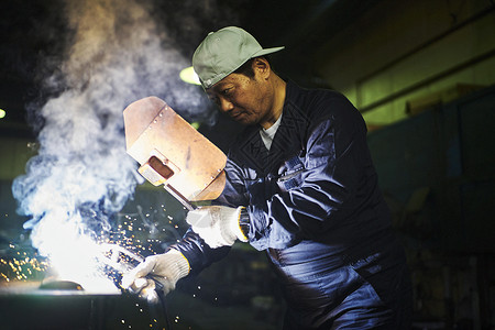 工厂工人在焊接金属图片