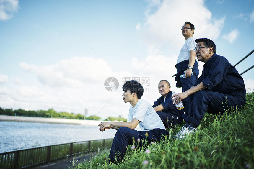  一群坐在户外休息的工人图片