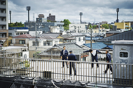 休息时间屋顶放松的技工们图片