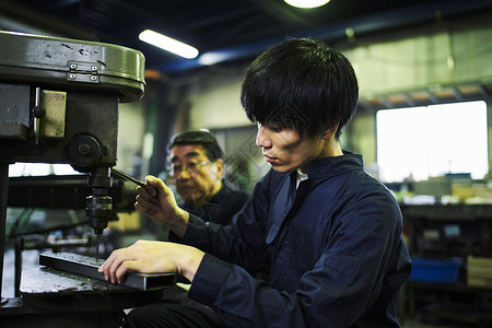 新人在工厂里学习图片