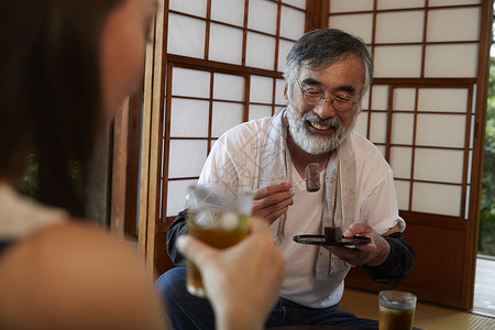 享受料理的日本男性图片