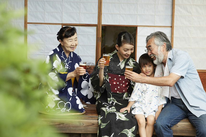 穿和服在庭院外喝酒的一家人图片