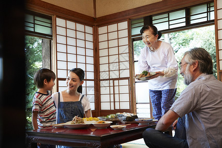 日式屋里吃饭的一家人图片