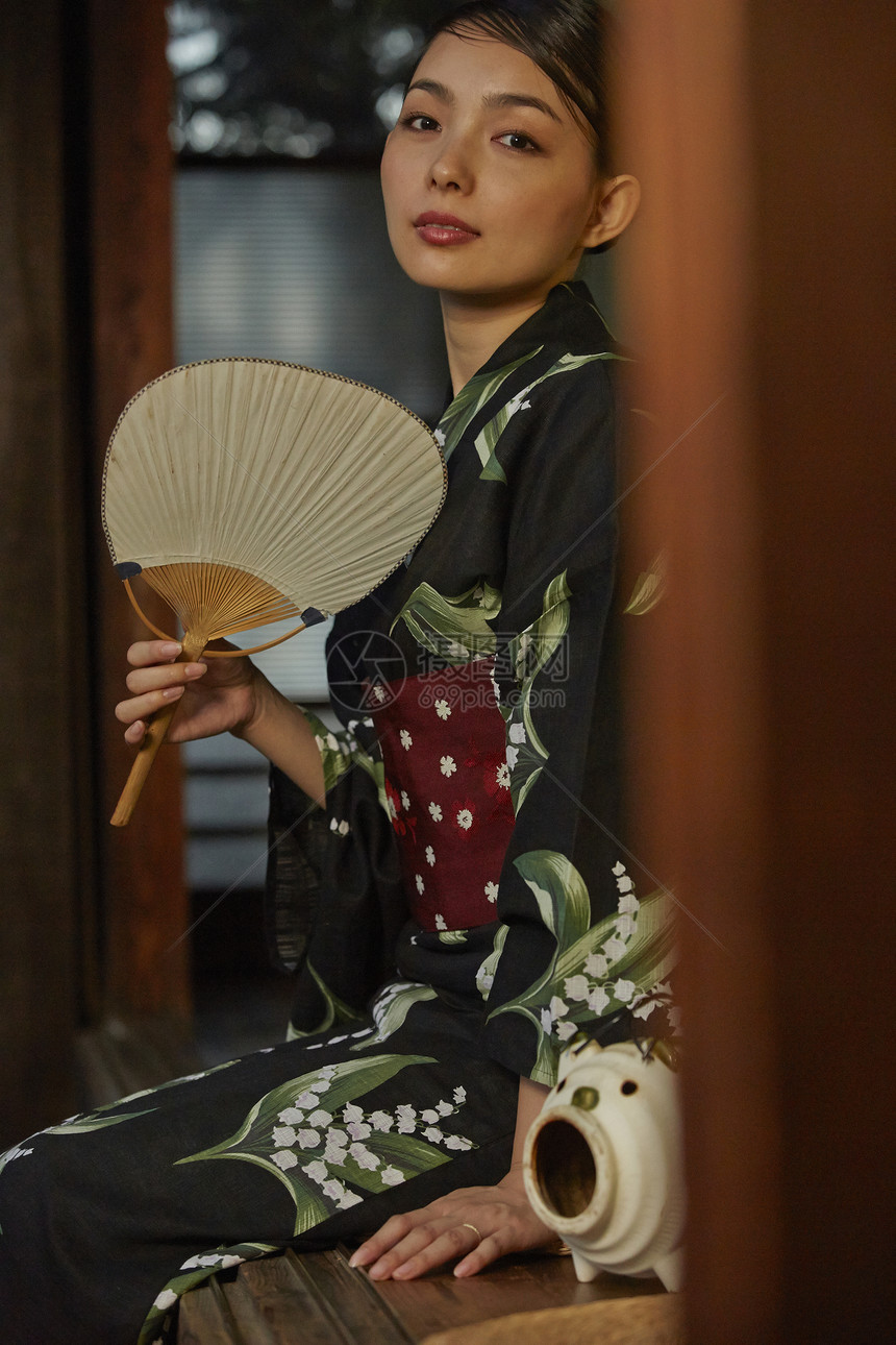 穿和服的日式女性图片