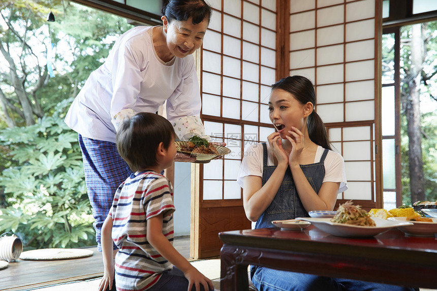 给家人准备食物的祖母图片