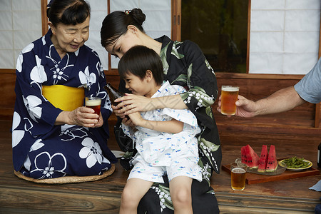 在庭院喝啤酒乘凉的家人图片