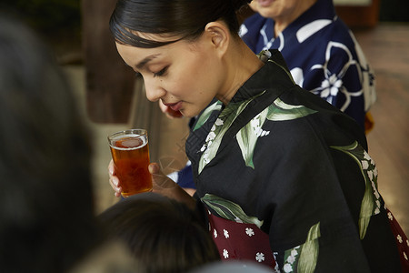 喝啤酒的女性特写图片