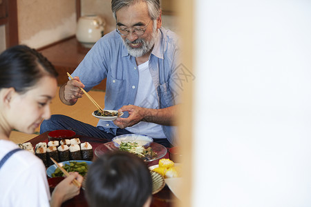 和家人用午餐的中年男性图片