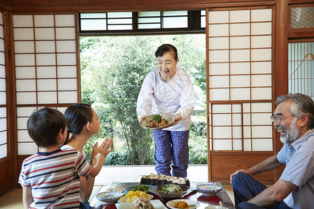 暑假乡村生活的家庭吃饭图片