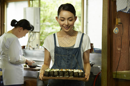 乡村生活制作料理的妇女图片