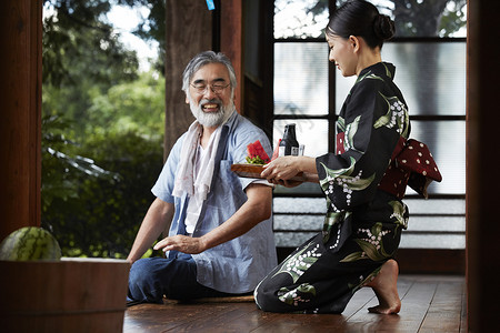 夏日日式中穿和服的女儿与60多岁的父亲图片