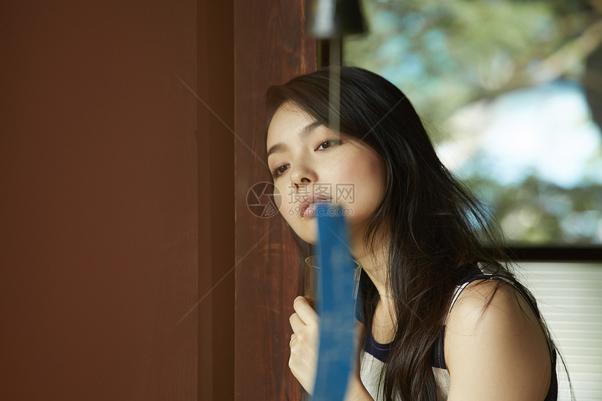日式房屋中喝茶的女青年形象图片