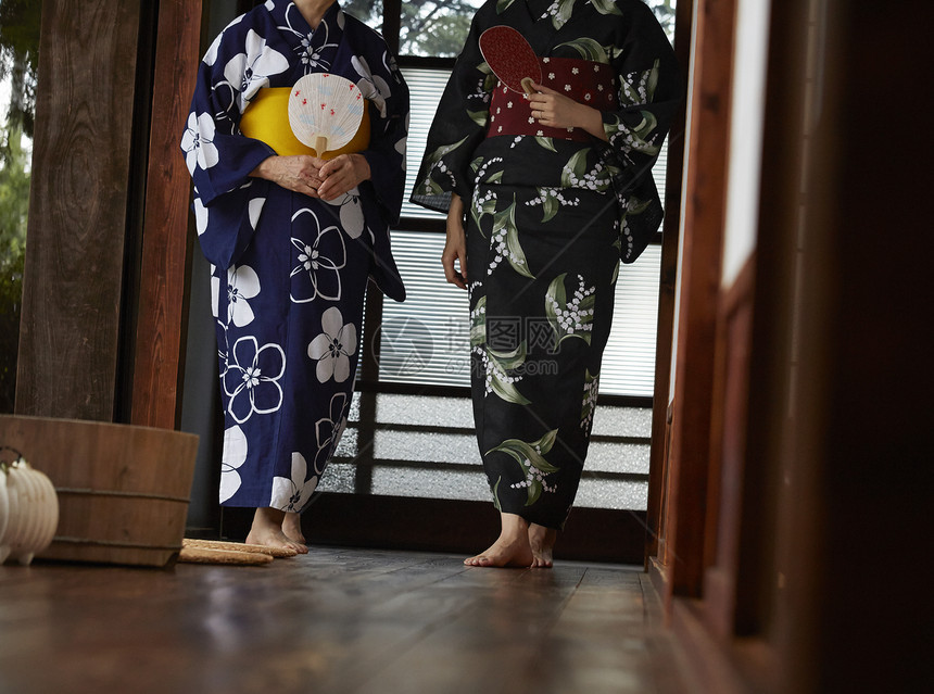 日式房屋中2位女性拿团扇穿浴衣的图像图片