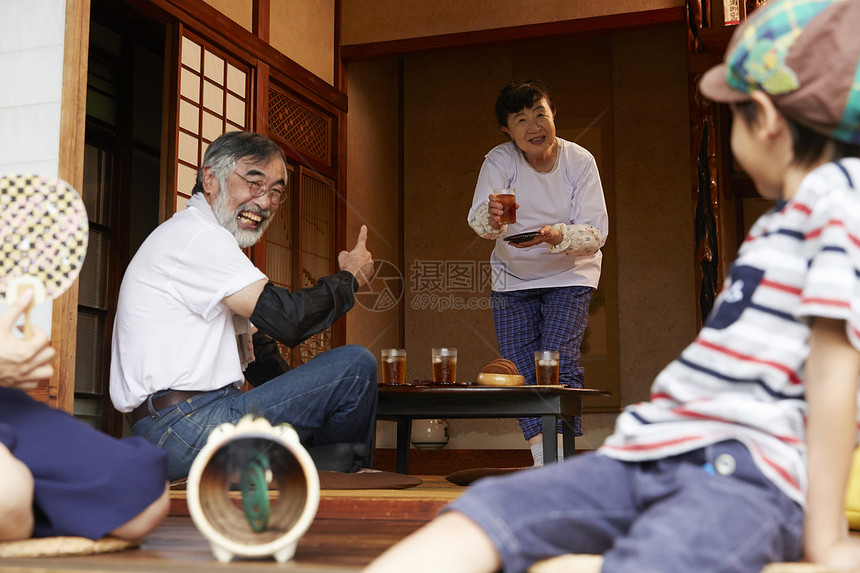 日式房屋中4人乡村生活形象图片
