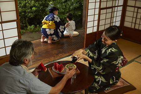 夏日日式房屋中4人乡村生活形象图片