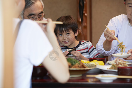 日式房屋中4人吃午饭的乡村生活形象图片