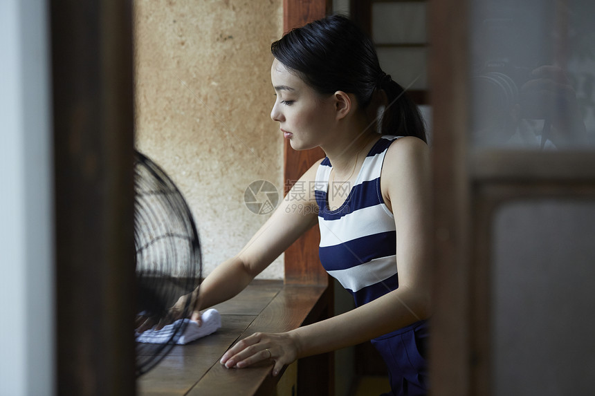 女子打扫卫生的乡村生活形象图片