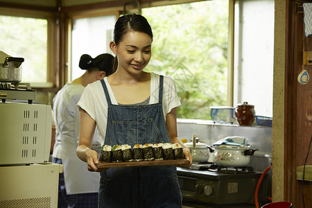 厨房端着寿司的女生乡村生活形象图片