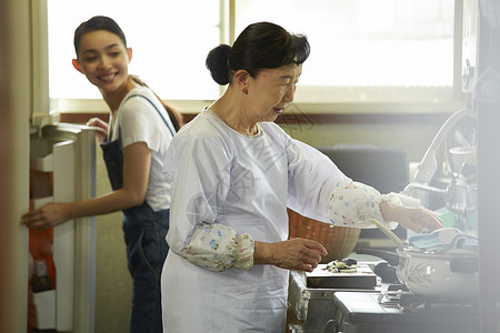 厨房烹饪料理的母女图片