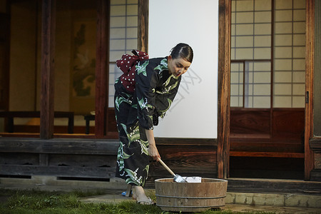 日式房屋中穿浴衣的女性图片