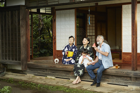 日式房屋中吃西瓜乘凉的4人图片