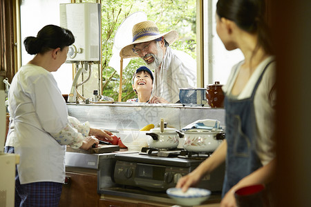 乡下厨房烹饪料理的4人乡村生活形象图片