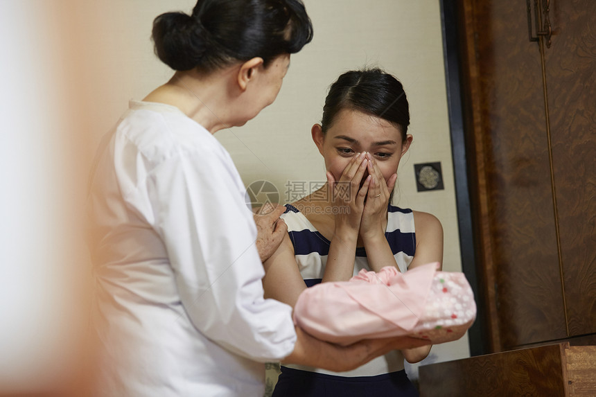 妈妈送女儿和服礼物图片