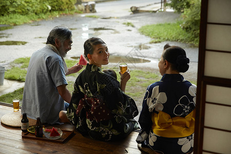 暑假乡村生活的家庭吃西瓜图片