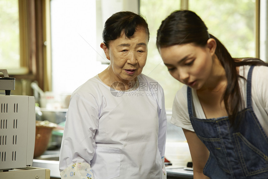 乡村生活制作料理的家庭妇女图片