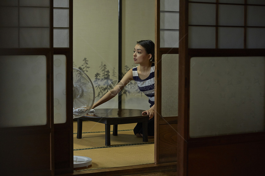 屋内整理房间的女人图片