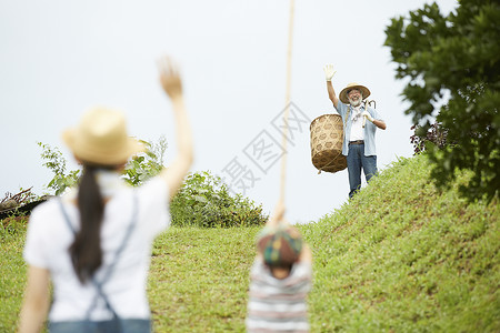 家庭消防素材远处打招呼的农民爷爷背景