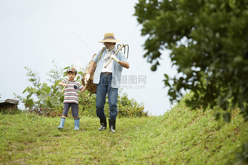 农村劳作体验的爷爷和孙子图片