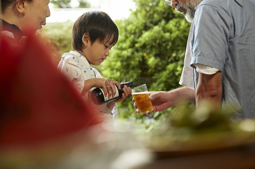 孙子为爷爷倒上啤酒图片