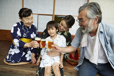 夏日屋外乘凉的一家人干杯图片