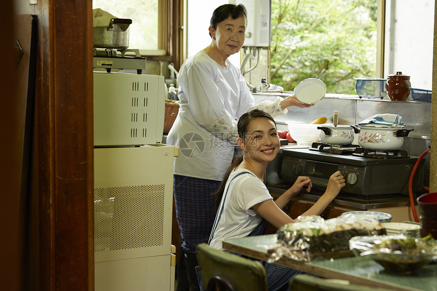 厨房制作料理的家庭妇女图片