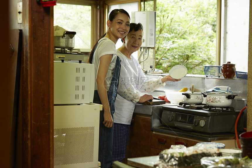 妈妈和女儿一起在厨房做饭图片