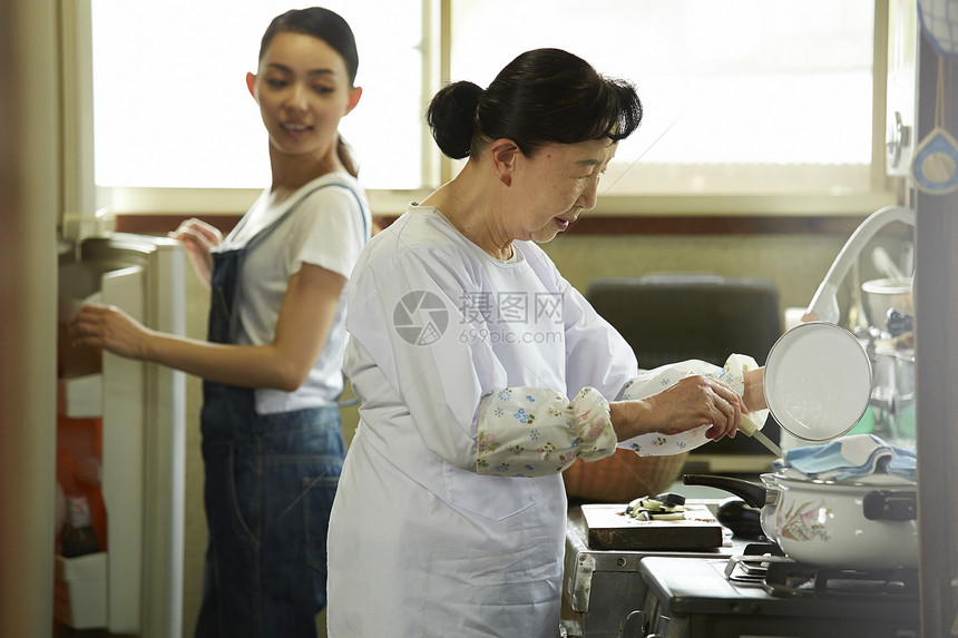 妈妈和女儿一起在厨房做饭图片